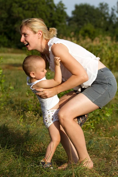 Mãe e filho ao ar livre — Fotografia de Stock