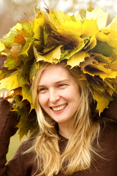 Femme avec couronne d'automne à l'extérieur — Photo