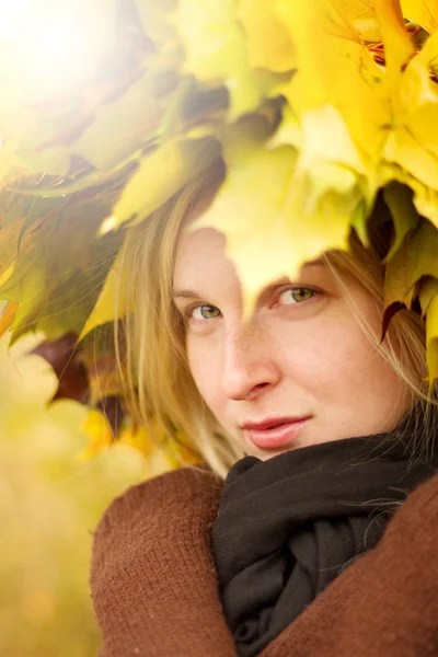 Žena s podzimní věnec venku — Stock fotografie