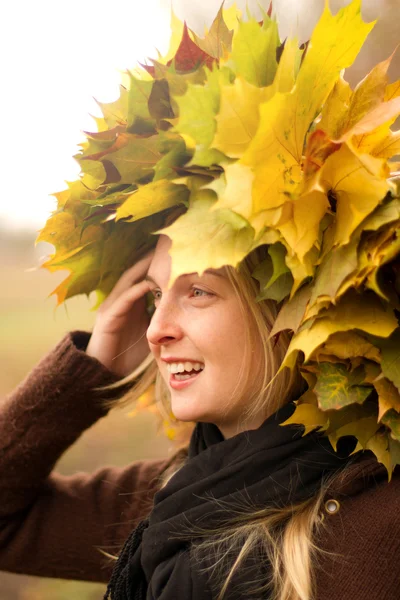 Frau mit Herbstkranz im Freien — Stockfoto
