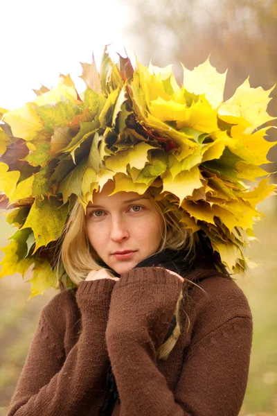 Mulher com coroa de outono ao ar livre — Fotografia de Stock