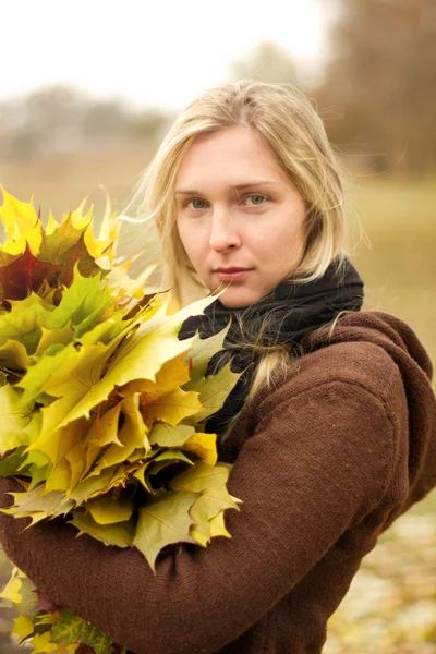 Donna con ghirlanda d'autunno all'aperto — Foto Stock