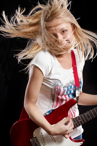Kobieta grająca na gitarze — Zdjęcie stockowe