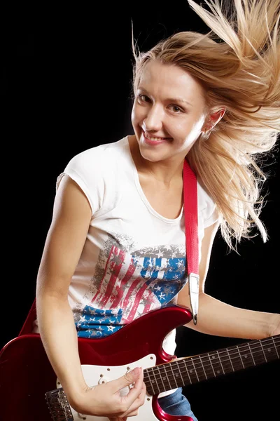 Kobieta grająca na gitarze — Zdjęcie stockowe