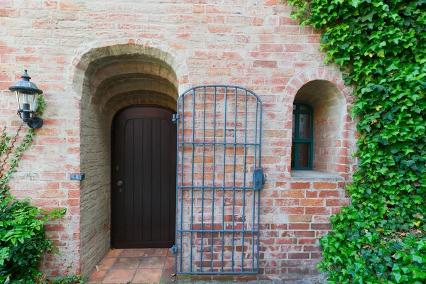 Вход в дом с окошком и дверью — стоковое фото