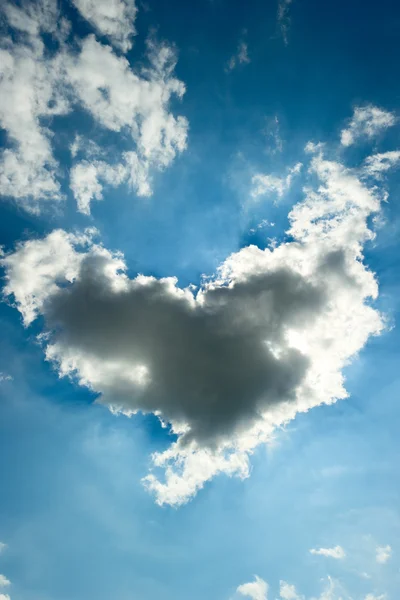 Přírodní srdce z mraku na obloze — Stock fotografie