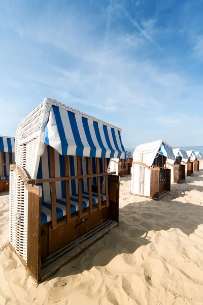 Sillas de playa en una playa de arena —  Fotos de Stock