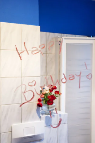 Geburtstagsgruß im Spiegel — Stockfoto