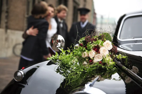 Beautiful bridal bouquet on car bonnet — Stock Photo, Image