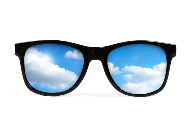 Schwarze Sonnenbrille mit Himmelsspiegelung — Stockfoto