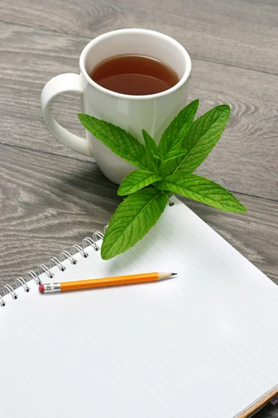 Quaderno e tazza di tè — Foto Stock
