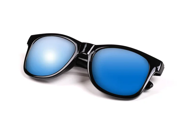 Schwarze Sonnenbrille mit blauem Himmelsspiegel — Stockfoto
