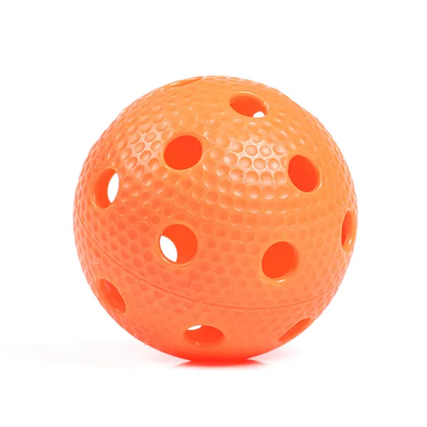 Oranžový florbalový míček izolovaných na bílém pozadí — Stock fotografie