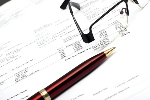 钢笔和眼镜的财务报告 — 图库照片
