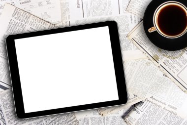 Dijital tablet ve Gazeteler üzerinde kahve fincanı