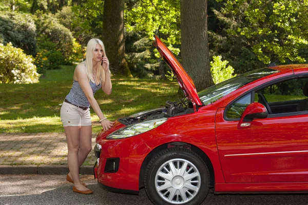一个年轻的女孩，与一辆红色轿车 — 图库照片