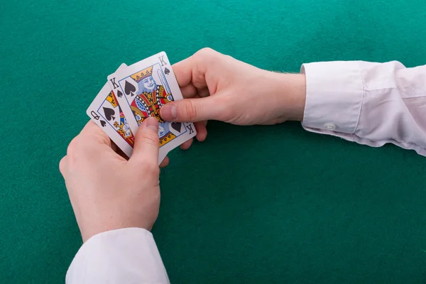 Genç bir adam poker oynuyor — Stok fotoğraf