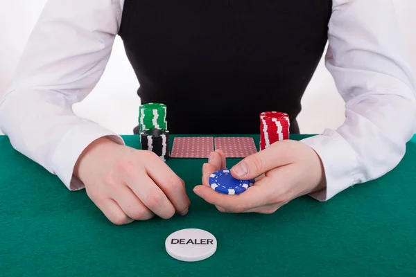 Un joven está jugando al póquer — Foto de Stock