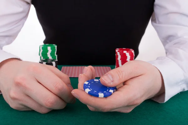 Um jovem está jogando poker — Fotografia de Stock