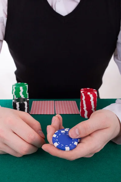 Um jovem está jogando poker — Fotografia de Stock