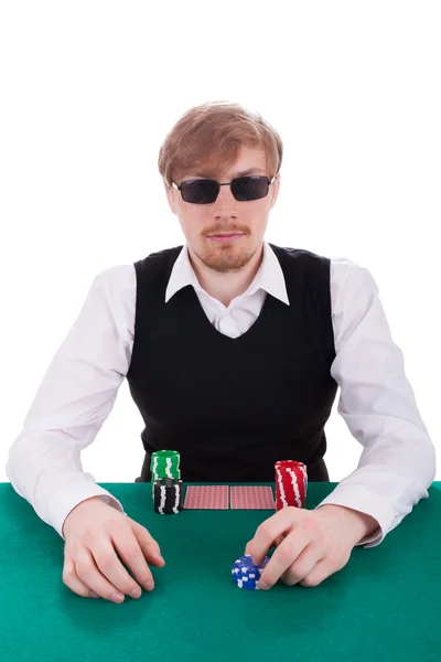 En ung mann spiller poker. – stockfoto