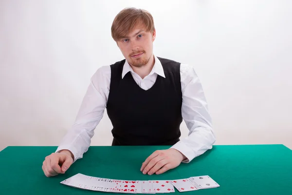 Ένας νεαρός άνδρας παίζει πόκερ — Φωτογραφία Αρχείου