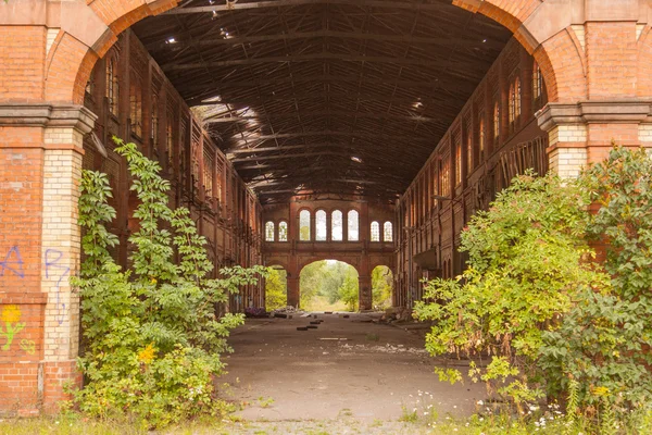 An old almost ruined factory building — Stock Photo, Image