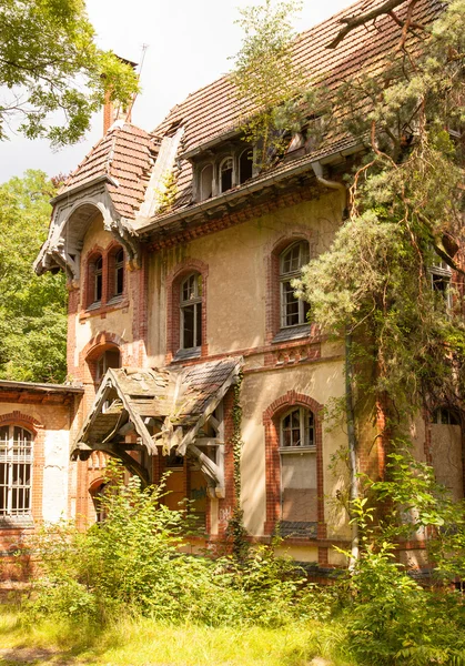 Stock image An old almost ruined building is standing in a forest