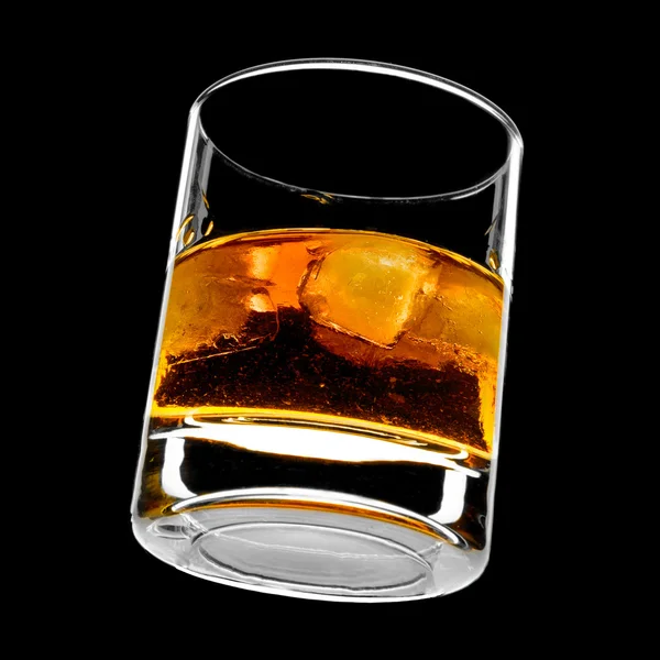 岩の上にあるウイスキーのグラス — ストック写真