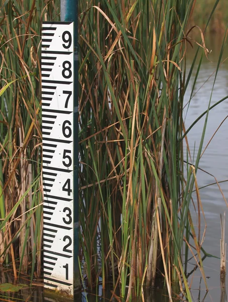 Medidor de nivel de agua después de bajas precipitaciones —  Fotos de Stock