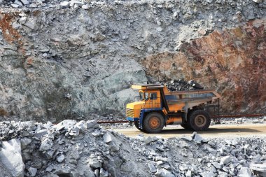 açık döküm madencilik kamyon. mineraller sanayi