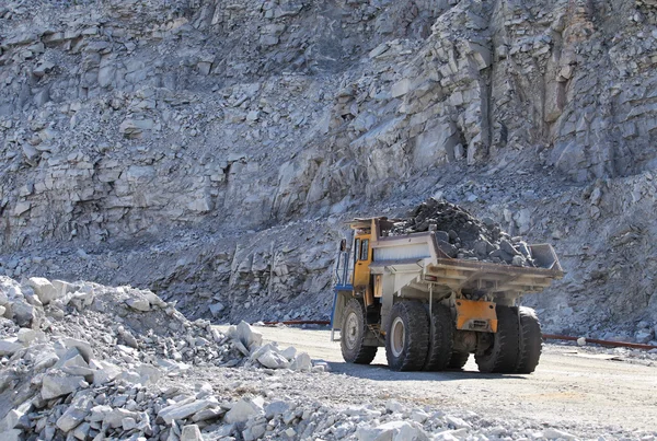 Camión de minería a cielo abierto. Industria de minerales — Foto de Stock