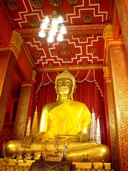 Gran buddha en tailandés — Foto de Stock