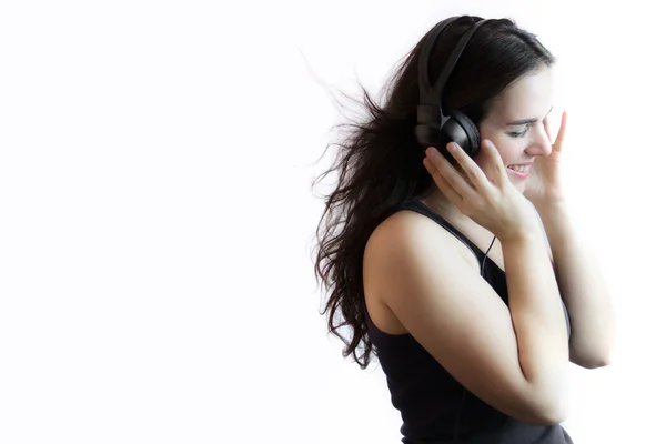 Гарненька дівчина з навушниками прослуховування музики — стокове фото