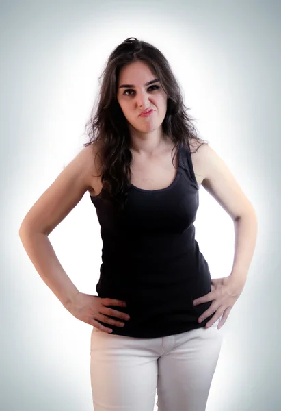 Flicka med ett arg uttryck på vit bakgrund — Stockfoto