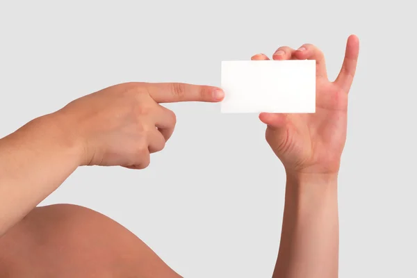 Mujer sosteniendo la tarjeta de visita en blanco y señalándola con su otro —  Fotos de Stock