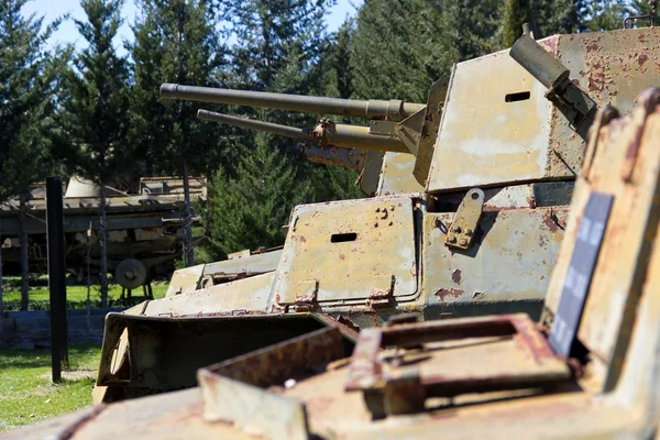 Oude tanks & voertuigen op Noord-cyprus openluchtmuseum - oorlog m — Stockfoto