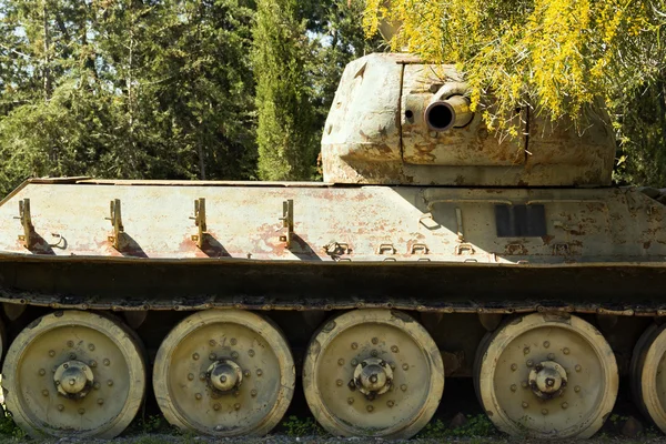 Oude tanks & voertuigen op Noord-cyprus openluchtmuseum - oorlog m — Stockfoto