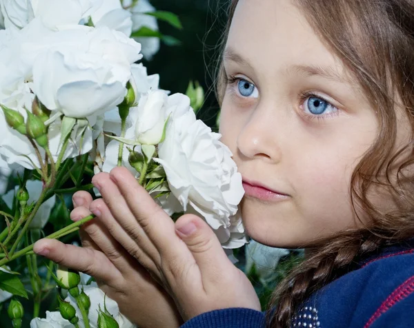 Dziewczyna z kwiatem — Zdjęcie stockowe