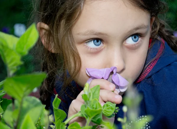 Hermosa chica con una flor — Foto de Stock