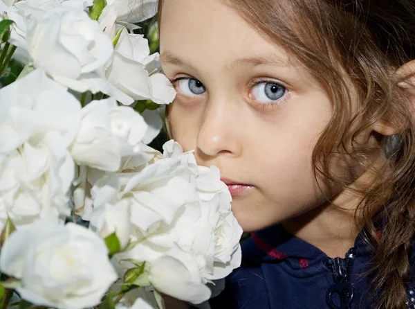 Menina bonita com flores brancas — Fotografia de Stock