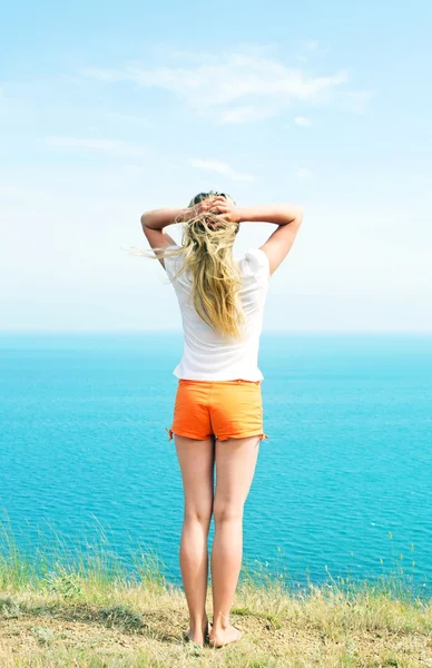 Chica en pantalones cortos de color naranja —  Fotos de Stock