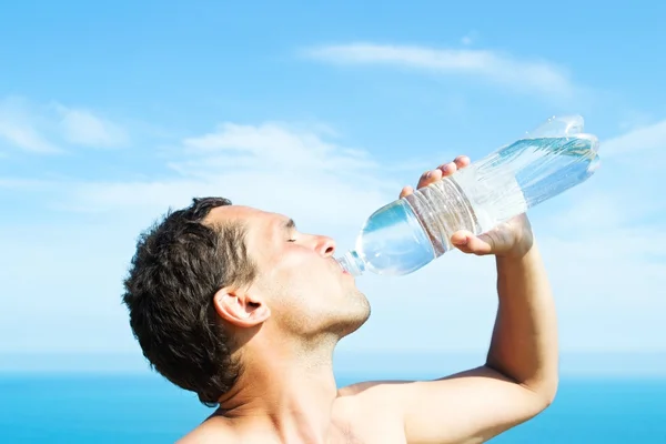 Uomo acqua potabile — Foto Stock