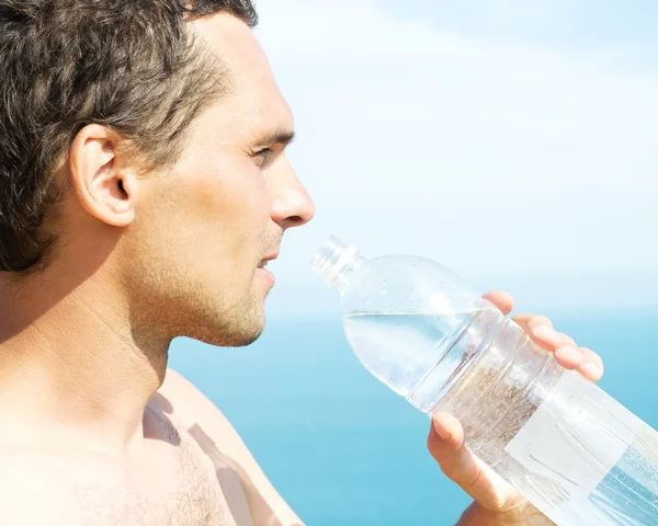 Mannen innehar plast vattenflaska — Stockfoto