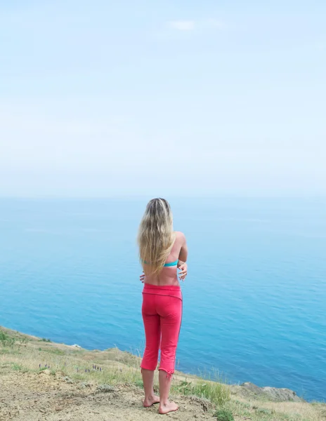 Девушка смотрит на море — стоковое фото