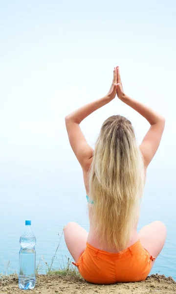 Práticas de menina ioga — Fotografia de Stock