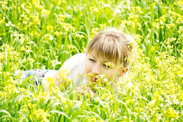 Sarı çiçek kokulu kadın — Stok fotoğraf