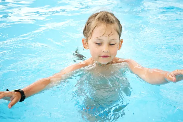 Girl swim in the pool — Stock Photo, Image