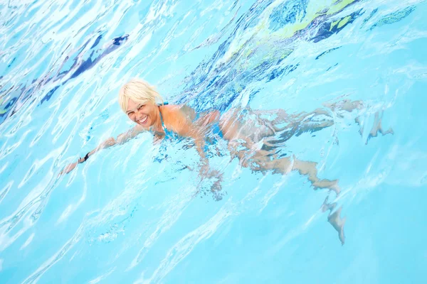 Middle-aged woman swimming — Stock Photo, Image