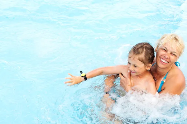 Woman and little girl swimming — Stock Photo, Image